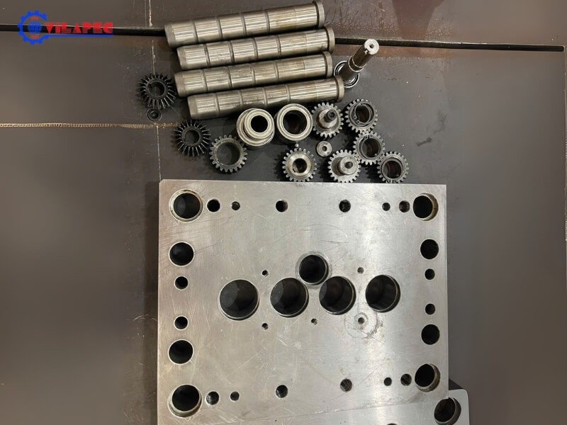 Các chi tiết trong cơ cấu phụ của khuôn đúc nhựa như bánh răng và đai ốc