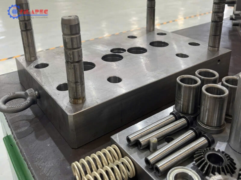 các chi tiết của bộ khuôn ép nhựa làm nắp to bình tông đựng nước