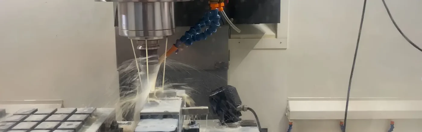 banner máy phay cnc trong nhà máy việt long
